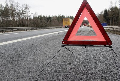 Schwerer Unfall im Erzgebirge: Mopedfahrer kollidiert mit PKW - In der Nacht auf Sonntag kam es zu einem schweren Verkehrsunfall. Foto: pixabayRico_Loeb