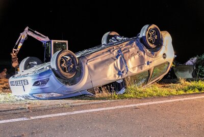 Schwerer Unfall im Erzgebirge: PKW überschlägt sich auf Landstraße - Eine Person musste aus dem Wagen gerettet werden. Foto: Andre März