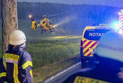 Schwerer Unfall im Vogtland: Fahrer in PKW eingeklemmt - Ein Mazda-Fahrer war aus bisher ungeklärten Gründen in einer Kurve von der Straße abgekommen. Foto: David Rötzschke