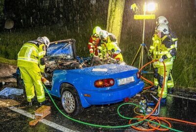 Schwerer Unfall im Vogtland: Fahrer in PKW eingeklemmt - Ein Mazda-Fahrer war aus bisher ungeklärten Gründen in einer Kurve von der Straße abgekommen. Foto: David Rötzschke