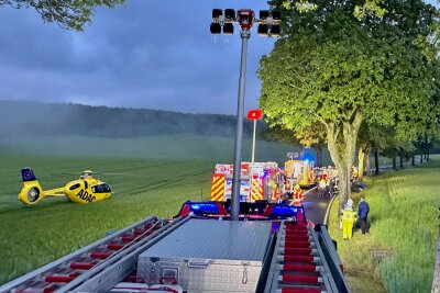 Schwerer Unfall im Vogtland: Fahrer in PKW eingeklemmt - Ein Rettungshubschrauber war im Einsatz. Foto: David Rötzschke