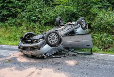 Schwerer Unfall im Zittauer Gebirge: Junger Fahrer weicht Felsen aus und überschlägt sich - Ein schwerer Verkehrsunfall sorgt für eine Vollsperrung der Straße. Foto: xcitepress