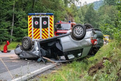 Schwerer Unfall im Zittauer Gebirge: Junger Fahrer weicht Felsen aus und überschlägt sich - Ein schwerer Verkehrsunfall sorgt für eine Vollsperrung der Straße. Foto: xcitepress