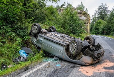 Schwerer Unfall im Zittauer Gebirge: Junger Fahrer weicht Felsen aus und überschlägt sich - Ein schwerer Verkehrsunfall sorgt für eine Vollsperrung der Straße. Foto: xcitepress