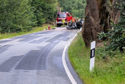 Schwerer Unfall im Zittauer Gebirge: Junger Fahrer weicht Felsen aus und überschlägt sich - Der Fahrer wollte einem Felsen ausweichen und verlor beim Zurücklenken die Kontrolle . Foto: xcitepress