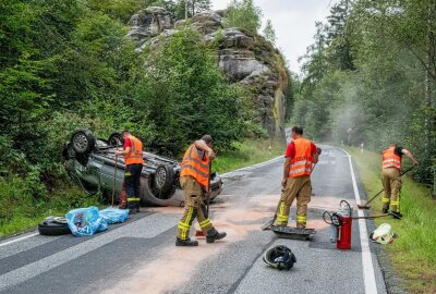 Schwerer Unfall im Zittauer Gebirge: Junger Fahrer weicht Felsen aus und überschlägt sich - Die Rettungskräfte waren vor Ort und brachten den Autofahrer in ein Klinikum. Foto: xcitepress