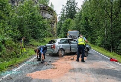 Schwerer Unfall im Zittauer Gebirge: Junger Fahrer weicht Felsen aus und überschlägt sich - Die Polizei war vor Ort und räumte die Straße. Foto: xcitepress