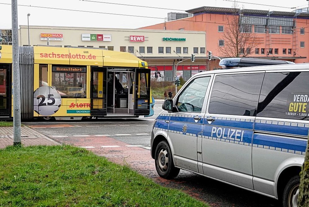 Schwerer Unfall In Chemnitz: Frau Von Straßenbahn Erfasst