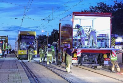 Schwerer Unfall in Dresden: Fußgänger von Straßenbahn erfasst und eingeklemmt - In Dresden wurde ein Fußgänger von einer Straßenbahn erfasst. Foto: Roland Halkasch