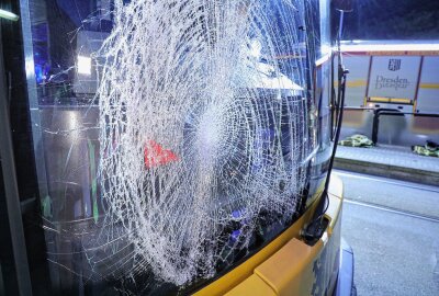 Schwerer Unfall in Dresden: Fußgänger von Straßenbahn erfasst und eingeklemmt - In Dresden wurde ein Fußgänger von einer Straßenbahn erfasst. Foto: Roland Halkasch