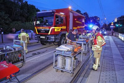 Schwerer Unfall in Dresden: Fußgänger von Straßenbahn erfasst und eingeklemmt - In Dresden wurde ein Fußgänger von einer Straßenbahn erfasst. Foto: Roland Halkasch