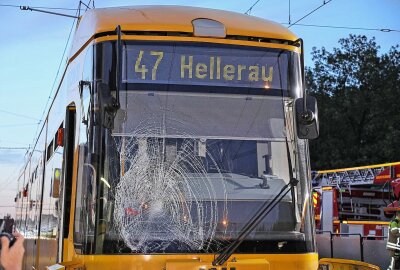 Schwerer Unfall in Dresden: Fußgänger von Straßenbahn erfasst und eingeklemmt - In Dresden wurde ein Fußgänger von einer Straßenbahn erfasst. Foto: Roland Halkasch