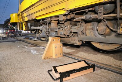 Schwerer Unfall in Dresden: Fußgänger von Straßenbahn erfasst und eingeklemmt - In Dresden wurde ein Fußgänger von einer Straßenbahn erfasst. Foto: Roland Halkasch