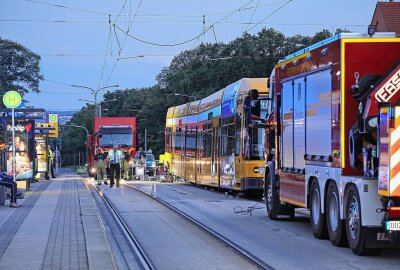 Schwerer Unfall in Dresden: Fußgänger von Straßenbahn erfasst und eingeklemmt - In Dresden wurde ein Fußgänger von einer Straßenbahn erfasst. Foto: Roland Halkasch