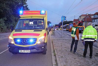 Schwerer Unfall in Dresden: Fußgänger von Straßenbahn erfasst und eingeklemmt - In Dresden wurde ein Fußgänger von einer Straßenbahn erfasst. Foto: Roland Halkasch