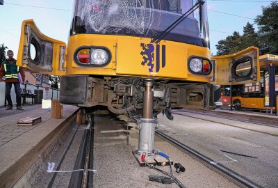 Schwerer Unfall in Dresden: Fußgänger von Straßenbahn erfasst und eingeklemmt - In Dresden wurde ein Fußgänger von einer Straßenbahn erfasst. Foto: Roland Halkasch