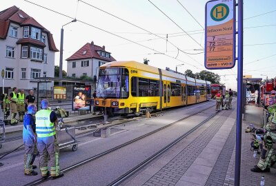 Schwerer Unfall in Dresden: Fußgänger von Straßenbahn erfasst und eingeklemmt - In Dresden wurde ein Fußgänger von einer Straßenbahn erfasst. Foto: Roland Halkasch