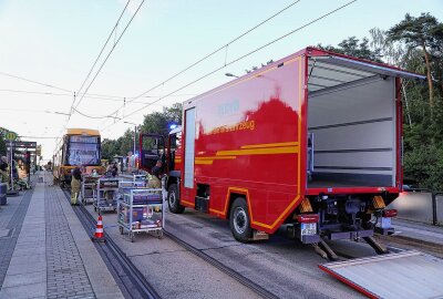 Schwerer Unfall in Dresden: Fußgänger von Straßenbahn erfasst und eingeklemmt - In Dresden wurde ein Fußgänger von einer Straßenbahn erfasst. Foto: Roland Halkasch