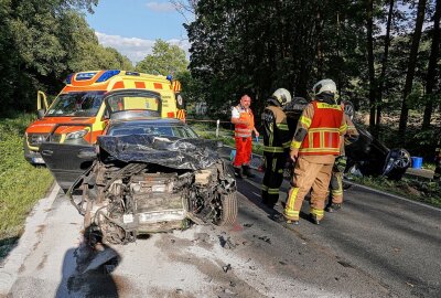 Schwerer Unfall in Freital: Rettungshubschrauber im Einsatz - Am Samstagabend kam es gegen 18.15 Uhr auf der S 194 (Tharandter Straße) zwischen Freital und Tharandt zu einem schweren Verkehrsunfall. Foto: Roland Halkasch