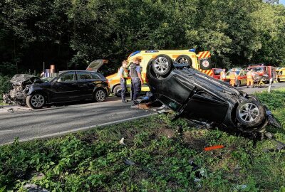 Schwerer Unfall in Freital: Rettungshubschrauber im Einsatz - Am Samstagabend kam es gegen 18.15 Uhr auf der S 194 (Tharandter Straße) zwischen Freital und Tharandt zu einem schweren Verkehrsunfall. Foto: Roland Halkasch