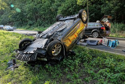 Schwerer Unfall in Freital: Rettungshubschrauber im Einsatz - Ein in Richtung Freital fahrender PKW Audi A3 kollidierte mit einem entgegenkommenden PKW Renault Clio. Foto: Roland Halkasch