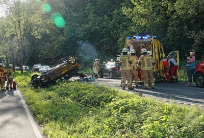 Schwerer Unfall in Freital: Rettungshubschrauber im Einsatz - Ein in Richtung Freital fahrender PKW Audi A3 kollidierte mit einem entgegenkommenden PKW Renault Clio. Foto: Roland Halkasch