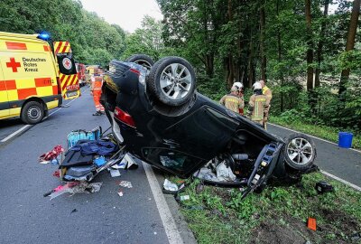 Schwerer Unfall in Freital: Rettungshubschrauber im Einsatz - Ein in Richtung Freital fahrender PKW Audi A3 kollidierte mit einem entgegenkommenden PKW Renault Clio. Foto: Roland Halkasch