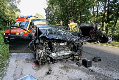 Schwerer Unfall in Freital: Rettungshubschrauber im Einsatz - Ein in Richtung Freital fahrender PKW Audi A3 kollidierte mit einem entgegenkommenden PKW Renault Clio. Foto: Roland Halkasch