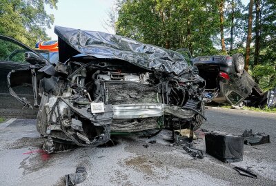 Schwerer Unfall in Freital: Rettungshubschrauber im Einsatz - Der Renaultfahrer wurde schwer verletzt und mit dem Rettungshubschrauber "Christoph 38" ins Krankenhaus geflogen. Foto: Roland Halkasch