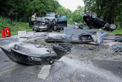 Schwerer Unfall in Freital: Rettungshubschrauber im Einsatz - Der Renaultfahrer wurde schwer verletzt und mit dem Rettungshubschrauber "Christoph 38" ins Krankenhaus geflogen. Foto: Roland Halkasch