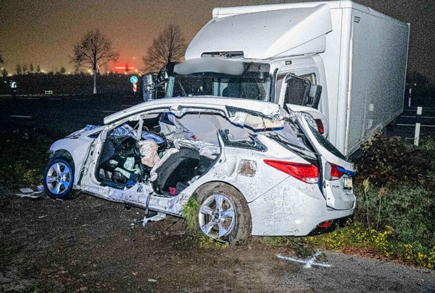 Schwerer Unfall in Leipzig: Feuerwehr schneidet Fahrer aus dem Fahrzeug - Am Dienstagmorgen kam es in Leipzig-Lützschen zu einem Unfall. Foto: EHL Media