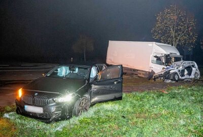 Schwerer Unfall in Leipzig: Feuerwehr schneidet Fahrer aus dem Fahrzeug - Eine Person wurde dabei schwer verletzt. Foro: EHL Media