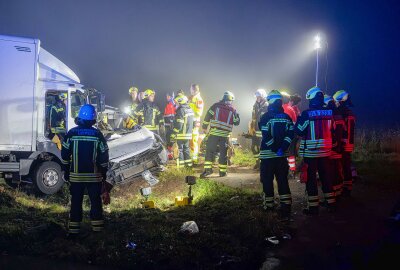 Schwerer Unfall in Leipzig: Feuerwehr schneidet Fahrer aus dem Fahrzeug - Der genaue Unfallhergang wird von der Polizei ermittelt.. Foto: EHL Media