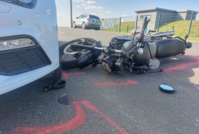 Schwerer Unfall in Mittelsachsen: PKW-Fahrer übersieht Bikerin - Zu einen schweren Verkehrsunfall kam es am Donnerstagnachmittag gegen 16.15 auf der Frauensteiner Straße in Weißenborn. Foto: Marcel Schlenkrich