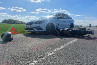 Schwerer Unfall in Mittelsachsen: PKW-Fahrer übersieht Bikerin - Zu einen schweren Verkehrsunfall kam es am Donnerstagnachmittag gegen 16.15 auf der Frauensteiner Straße in Weißenborn. Foto: Marcel Schlenkrich