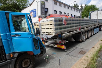 Zu einem schweren Verkehrunsfall kam es Donnerstagvormittag gegen 11 Uhr in Plauen auf der  Trockentalstraße Ecke Ostenstraße vor einer Tankstelle. Foto: Igor Pastierovic