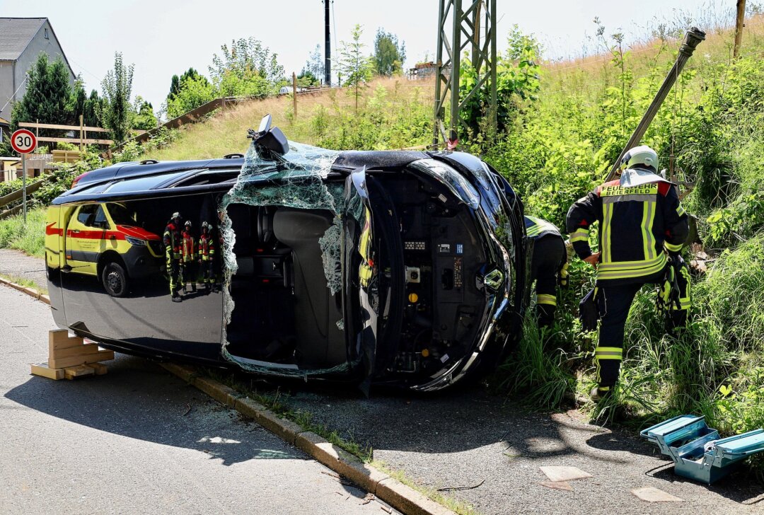 Schwerer Unfall in Waschleithe: Renault überschlägt sich nach Kollision mit Laterne - Der verunglückte Renault liegt nach dem Aufprall gegen eine Laterne auf der Seite. Die Talstraße in Waschleithe ist derzeit gesperrt. Foto: Niko Mutschmann