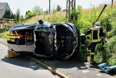 Schwerer Unfall in Waschleithe: Renault überschlägt sich nach Kollision mit Laterne - Der verunglückte Renault liegt nach dem Aufprall gegen eine Laterne auf der Seite. Die Talstraße in Waschleithe ist derzeit gesperrt. Foto: Niko Mutschmann