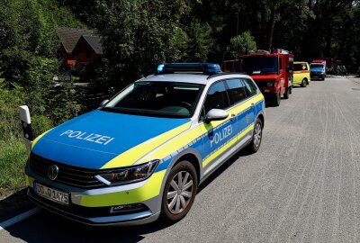 Schwerer Unfall in Waschleithe: Renault überschlägt sich nach Kollision mit Laterne - Der verunglückte Renault liegt nach dem Aufprall gegen eine Laterne auf der Seite. Die Talstraße in Waschleithe ist derzeit gesperrt. Foto: Niko Mutschmann