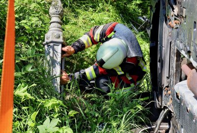 Schwerer Unfall in Waschleithe: Renault überschlägt sich nach Kollision mit Laterne - Einsatzkräfte an der Unfallstelle: der PKW liegt nach einem Zusammenstoß mit einer Laterne auf der Seite.Foto: Niko Mutschmann