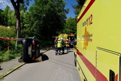 Der verunglückte Renault liegt nach dem Aufprall gegen eine Laterne auf der Seite. Die Talstraße in Waschleithe ist derzeit gesperrt. Foto: Niko Mutschmann