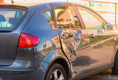 Schwerer Unfall in Zittau: Autofahrer übersieht Moped beim Abbiegen - Verkehrsunfall auf der Löbauer Straße.Foto: xcitepress/tb