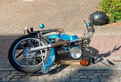 Schwerer Unfall in Zittau: Autofahrer übersieht Moped beim Abbiegen - Verkehrsunfall auf der Löbauer Straße. Foto: xcitepress/tb