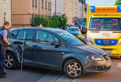 Schwerer Unfall in Zittau: Autofahrer übersieht Moped beim Abbiegen - Einsatzkräfte Vorort. Foto: xcitepress/tb