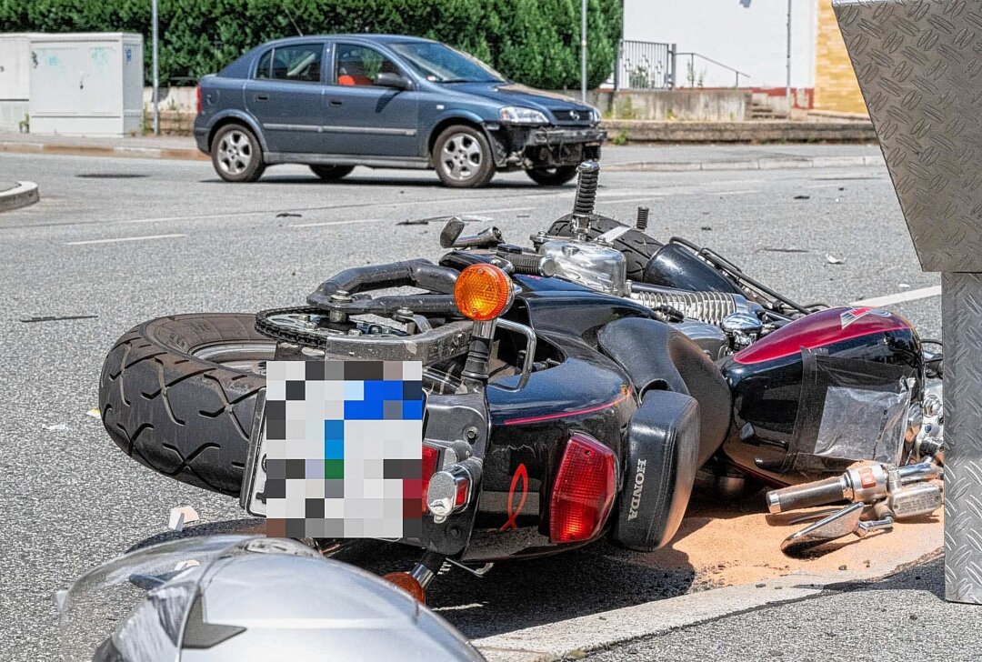 Schwerer Unfall in Zittau: Motorradfahrer und Seniorin kollidieren auf Kreuzung - Schwerer Unfall im Kreuzungsbereich: Motorradfahrer stürzt nach Zusammenstoß mit Auto. Foto: xcitepress