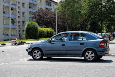 Schwerer Unfall in Zittau: Motorradfahrer und Seniorin kollidieren auf Kreuzung - Schwerer Unfall im Kreuzungsbereich: Motorradfahrer stürzt nach Zusammenstoß mit Auto. Foto: xcitepress