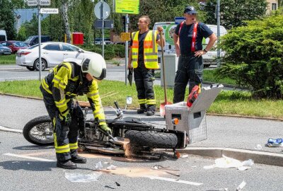 Schwerer Unfall in Zittau: Motorradfahrer und Seniorin kollidieren auf Kreuzung - Schwerer Unfall im Kreuzungsbereich: Motorradfahrer stürzt nach Zusammenstoß mit Auto. Foto: xcitepress