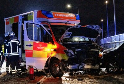 Schwerer Unfall mit fünf Fahrzeugen samt Rettungswagen in Leipzig - Am Dienstag wurde die Feuerwehr und der Rettungsdienst der Stadt Leipzig gegen 18.15 Uhr auf die Torgauerstraße alarmiert. Foto: xcitepress