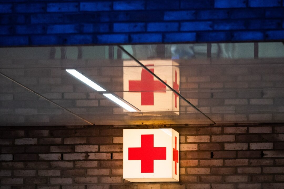 Schwerer Unfall: Rentnerin übersieht Motorradfahrer - Ein Leuchtkasten mit einem roten Kreuz hängt vor der Notaufnahme eines Krankenhauses.