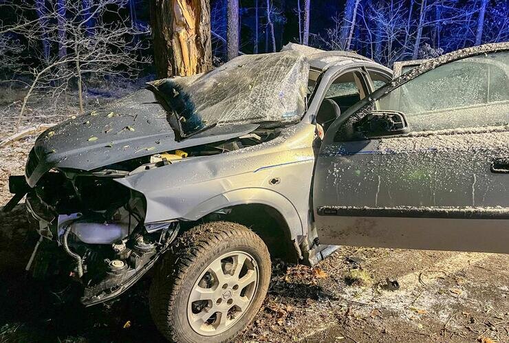 Schwerer Verkehrsunfall auf Bundesstraße: Beifahrer zwischen PKW und Baum eingeklemmt - PKW Opel verunglückt: Fahrer und Beifahrer schwerverletzt.